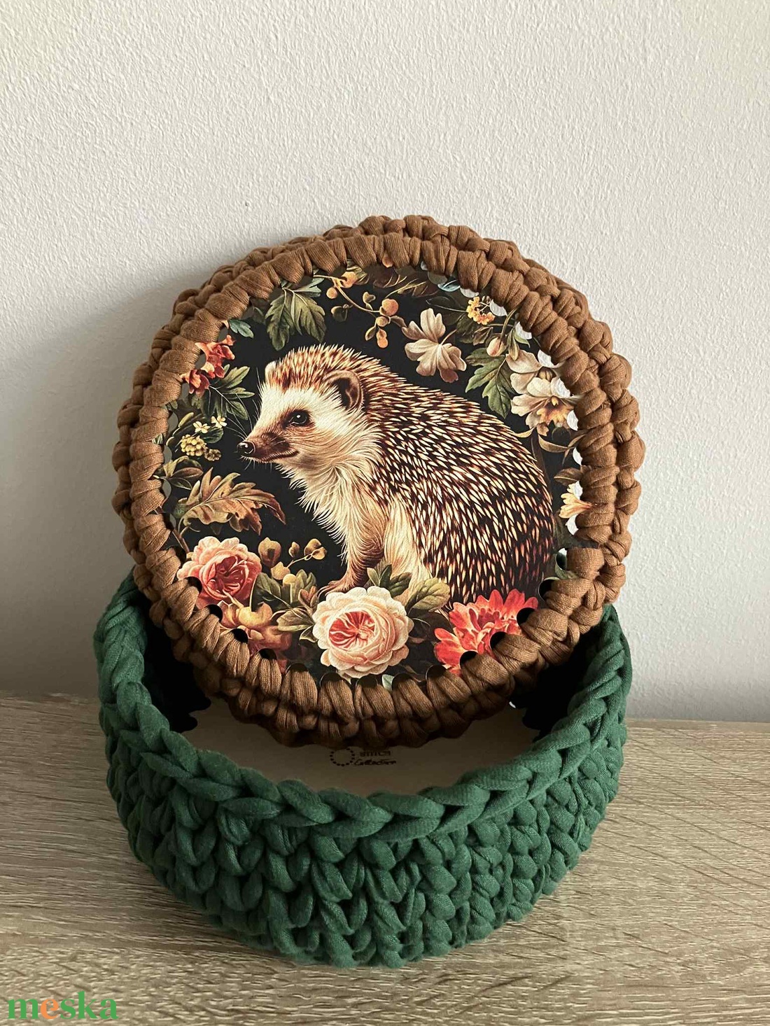 Horgolt kosár, tároló fa alappal, sün mintás tetővel - otthon & életmód - tárolás & rendszerezés - tárolókosár - Meska.hu Horgolt kosár, tároló fa alappal, sün mintás tetővel - otthon & életmód - tárolás & rendszerezés - tárolókosár - Meska.hu