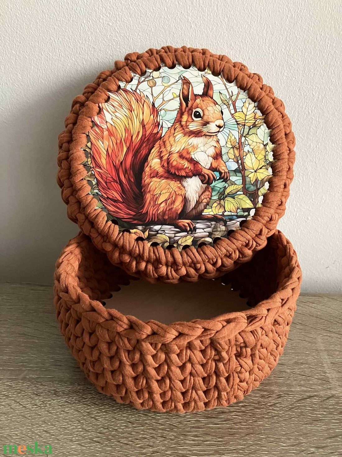 Horgolt kosár, tároló fa alappal, mókus mintás tetővel - otthon & életmód - tárolás & rendszerezés - tárolókosár - Meska.hu Horgolt kosár, tároló fa alappal, mókus mintás tetővel - otthon & életmód - tárolás & rendszerezés - tárolókosár - Meska.hu