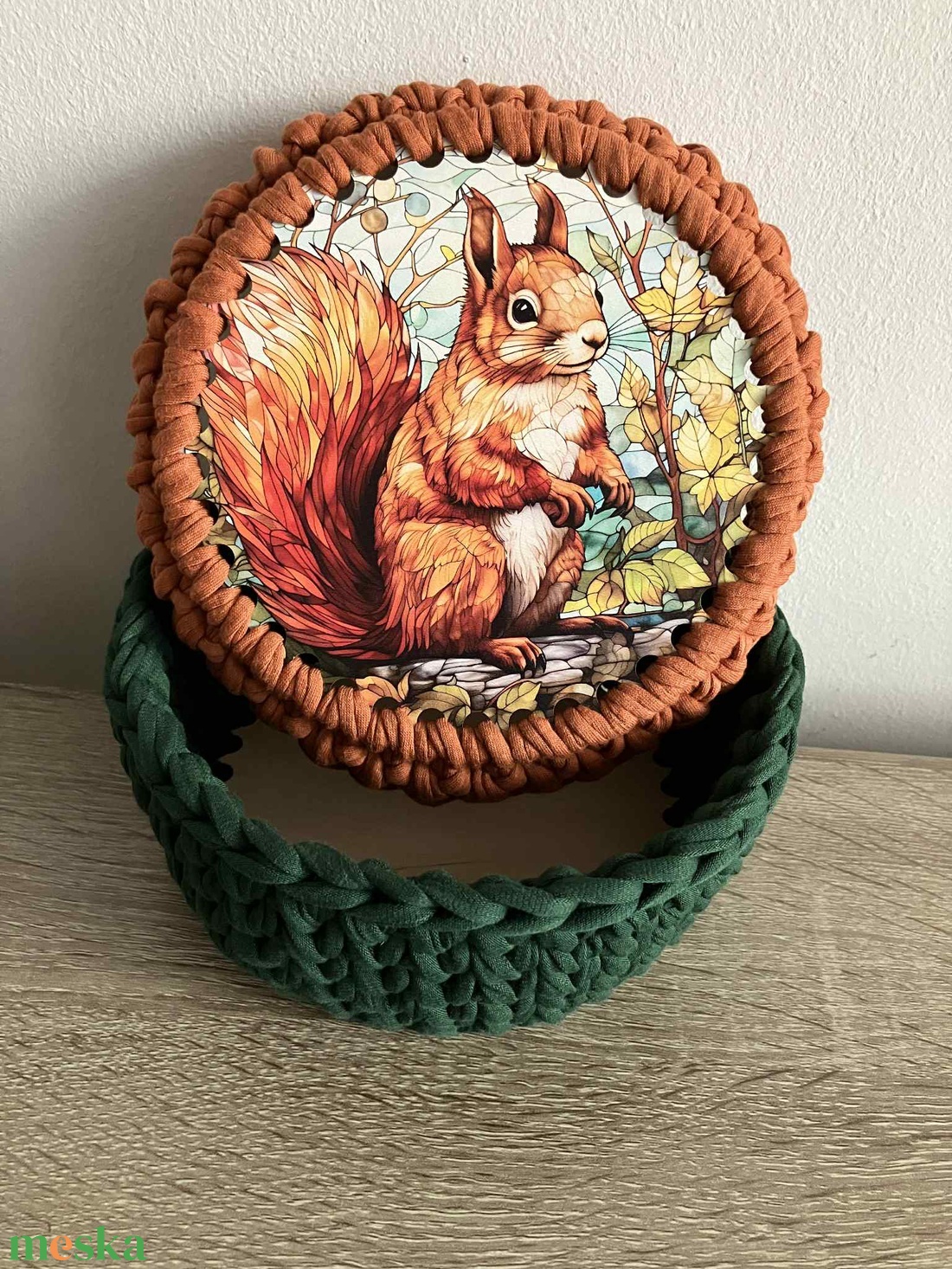 Horgolt kosár, tároló fa alappal, mókus mintás tetővel - otthon & életmód - tárolás & rendszerezés - tárolókosár - Meska.hu Horgolt kosár, tároló fa alappal, mókus mintás tetővel - otthon & életmód - tárolás & rendszerezés - tárolókosár - Meska.hu