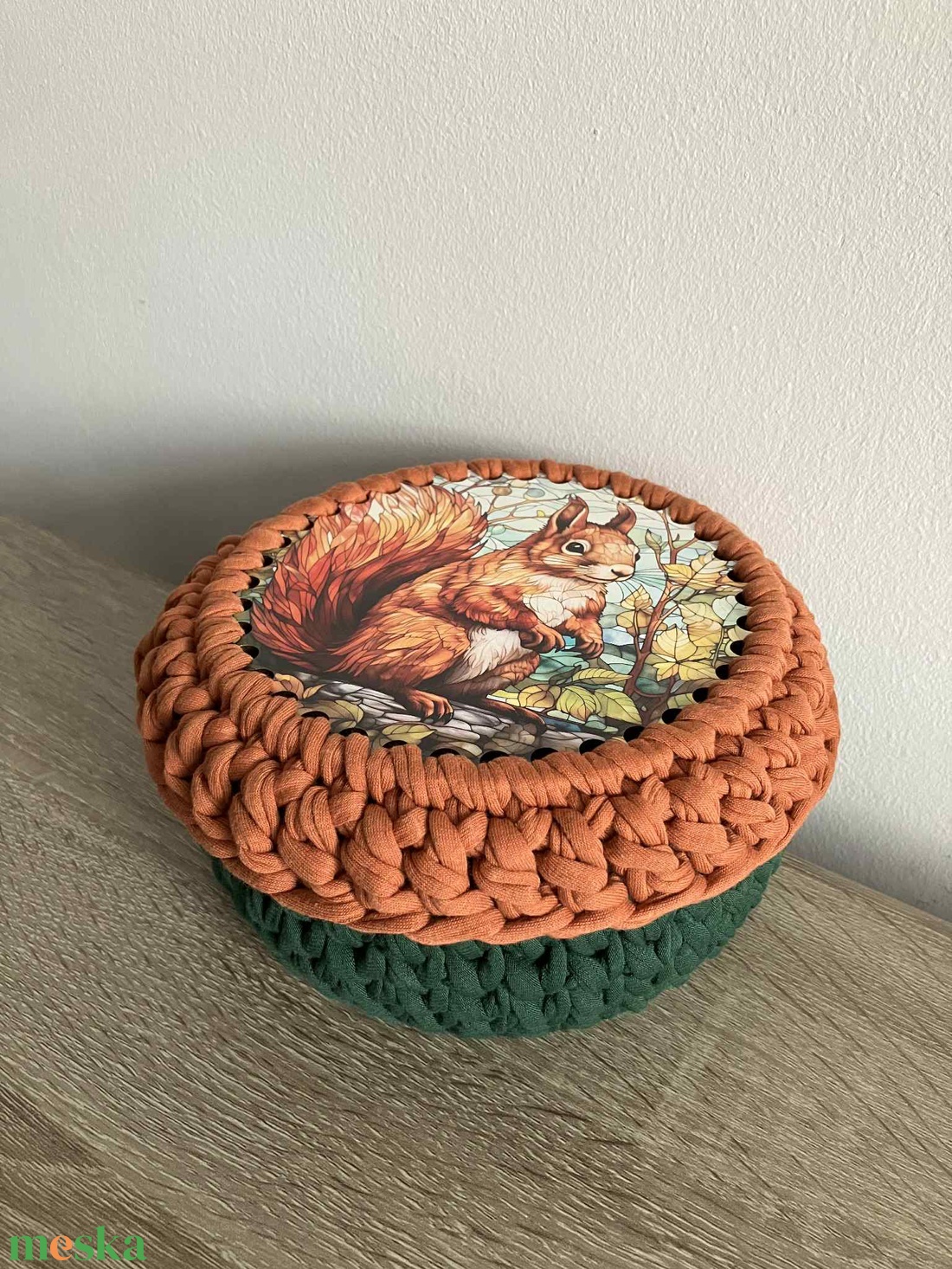 Horgolt kosár, tároló fa alappal, mókus mintás tetővel - otthon & életmód - tárolás & rendszerezés - tárolókosár - Meska.hu Horgolt kosár, tároló fa alappal, mókus mintás tetővel - otthon & életmód - tárolás & rendszerezés - tárolókosár - Meska.hu