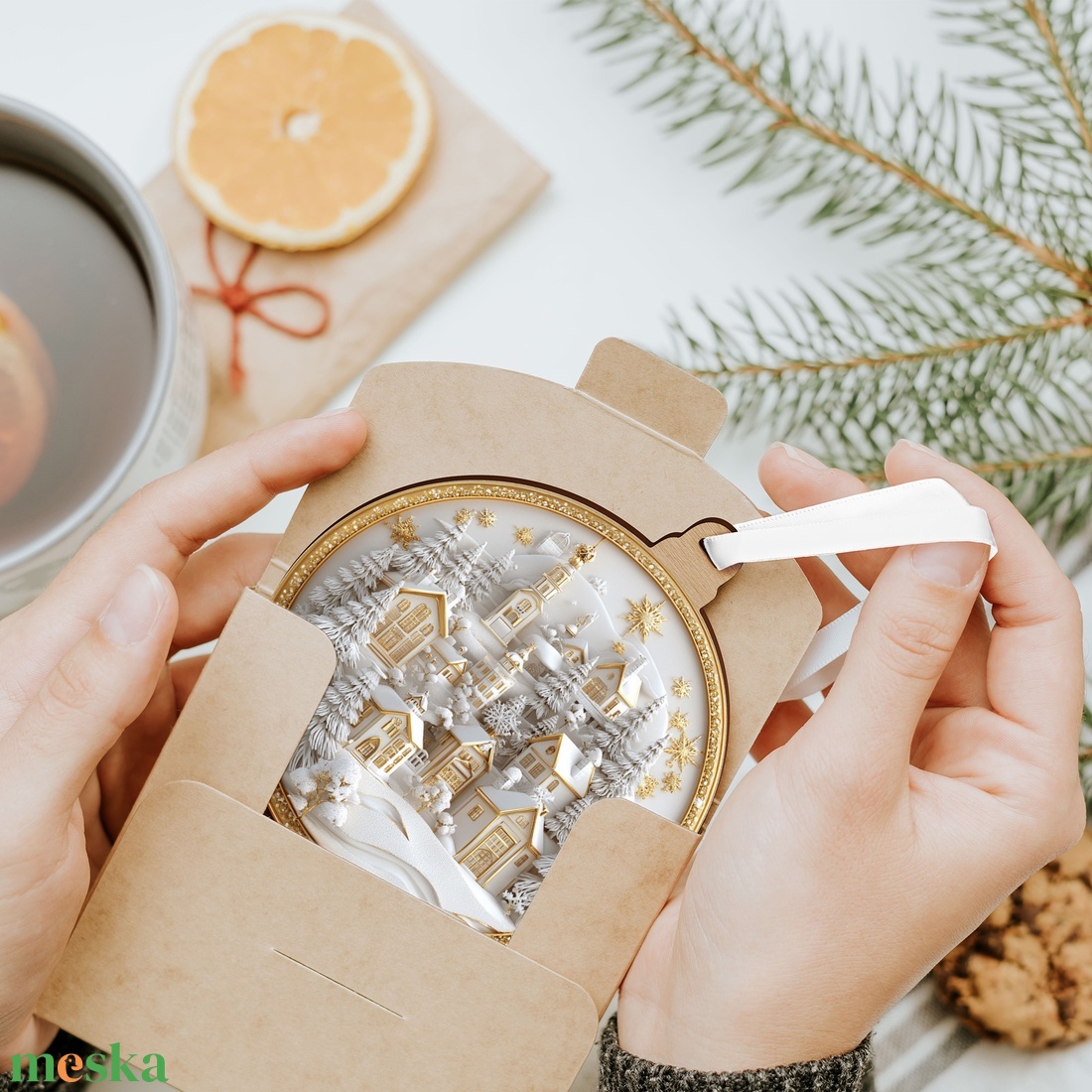 Fehérarany karácsonyfadísz havas falucskával és arany díszkerettel - karácsony - karácsonyi lakásdekoráció - karácsonyfadíszek - Meska.hu