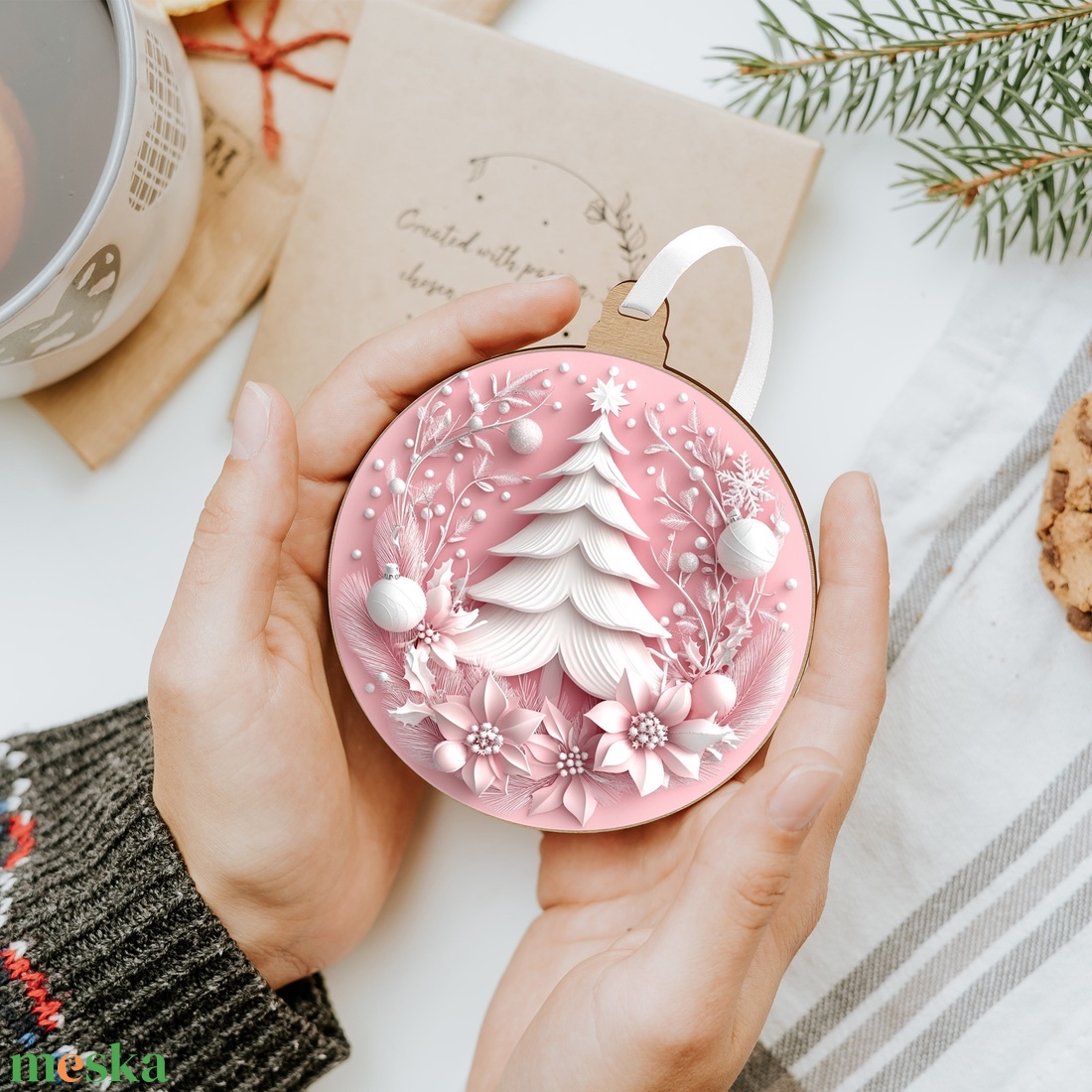 Rózsaszín karácsonyfadísz fehér fenyővel és téli motívumokkal - karácsony - karácsonyi lakásdekoráció - karácsonyfadíszek - Meska.hu