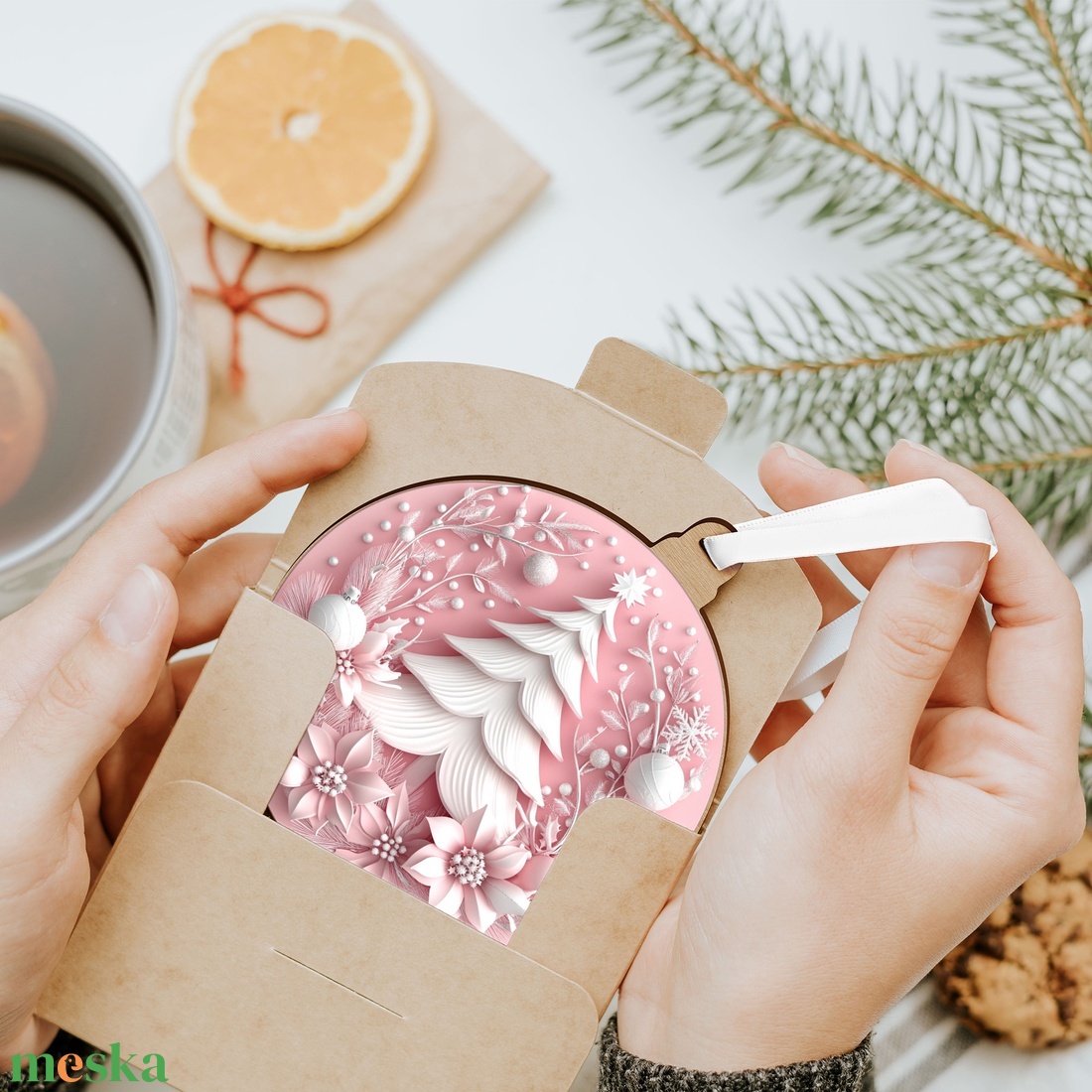 Rózsaszín karácsonyfadísz fehér fenyővel és téli motívumokkal - karácsony - karácsonyi lakásdekoráció - karácsonyfadíszek - Meska.hu