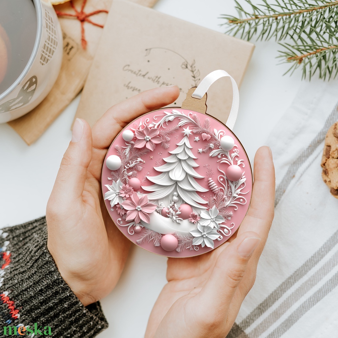 Rózsaszín karácsonyfadísz díszes karácsonyfával és téli hangulattal - karácsony - karácsonyi lakásdekoráció - karácsonyfadíszek - Meska.hu