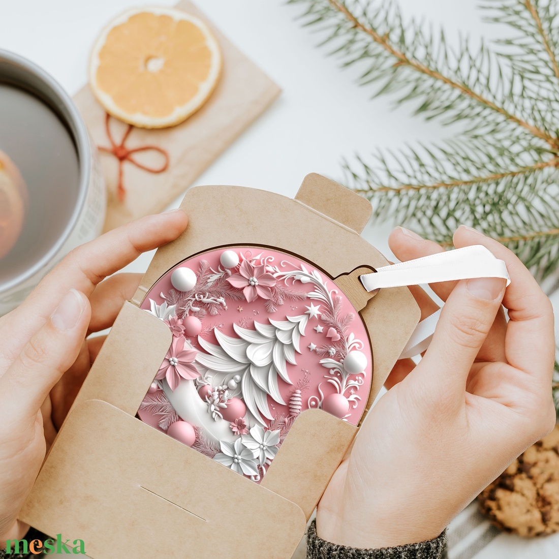 Rózsaszín karácsonyfadísz díszes karácsonyfával és téli hangulattal - karácsony - karácsonyi lakásdekoráció - karácsonyfadíszek - Meska.hu