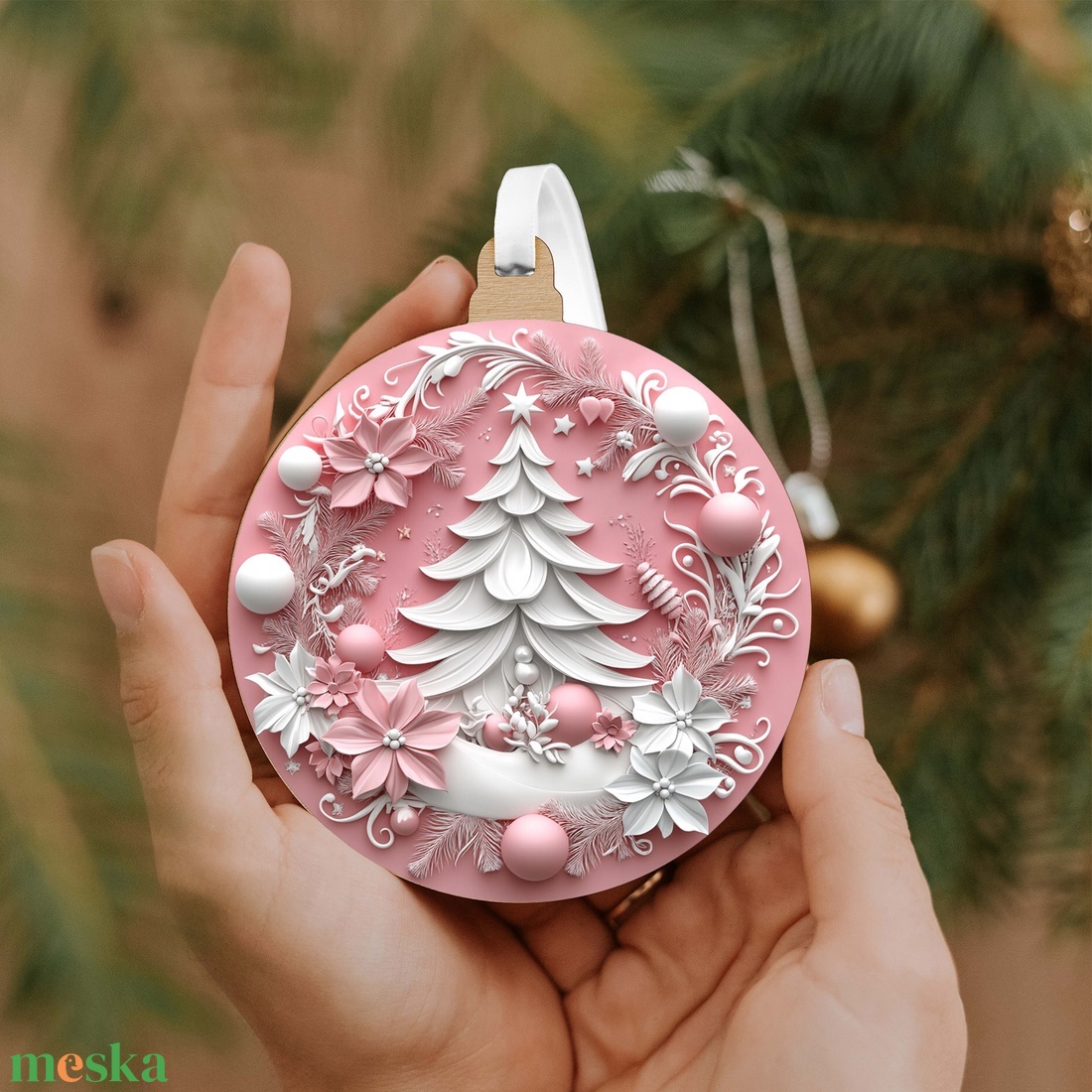Rózsaszín karácsonyfadísz díszes karácsonyfával és téli hangulattal - karácsony - karácsonyi lakásdekoráció - karácsonyfadíszek - Meska.hu
