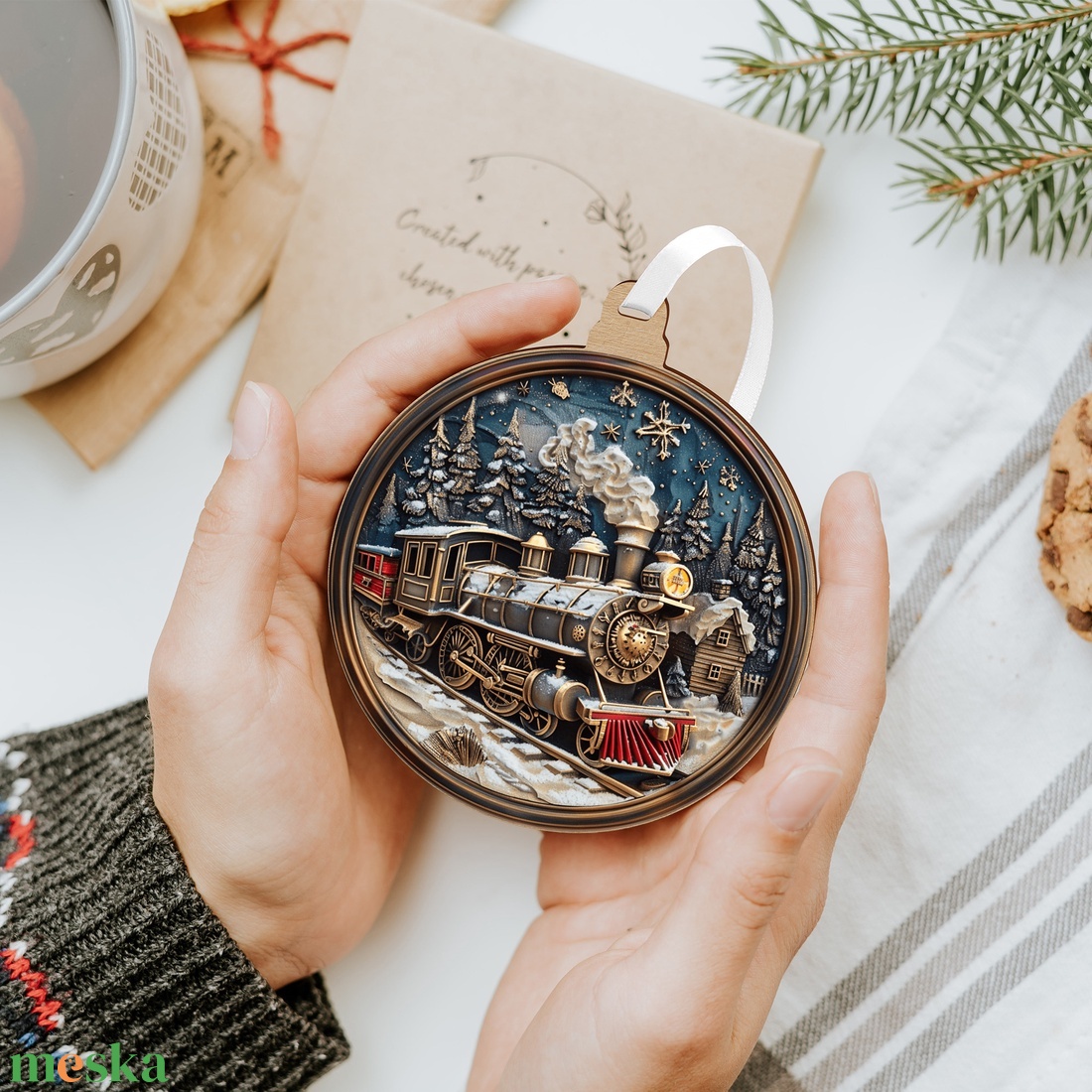 Havas karácsonyfadísz klasszikus gőzmozdonnyal és erdei házikóval - karácsony - karácsonyi lakásdekoráció - karácsonyfadíszek - Meska.hu