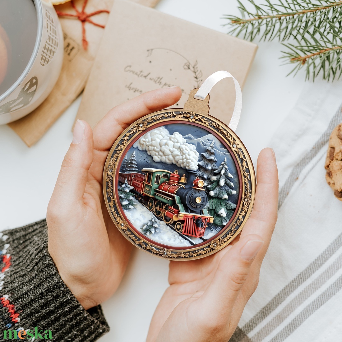 Téli karácsonyfadísz klasszikus piroszöld gőzmozdonnyal és havas fenyőkkel - karácsony - karácsonyi lakásdekoráció - karácsonyfadíszek - Meska.hu