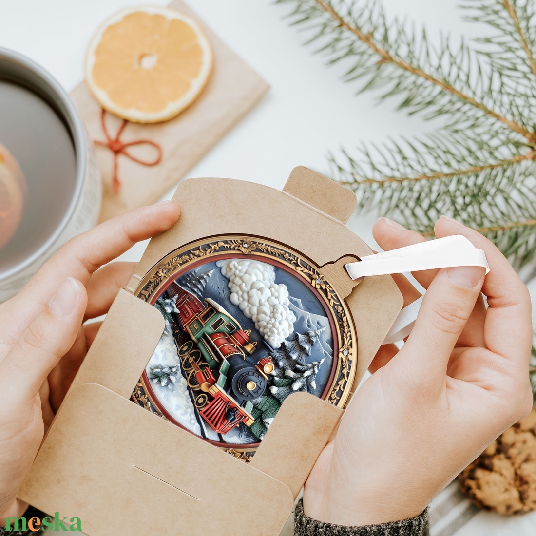 Téli karácsonyfadísz klasszikus piroszöld gőzmozdonnyal és havas fenyőkkel - karácsony - karácsonyi lakásdekoráció - karácsonyfadíszek - Meska.hu