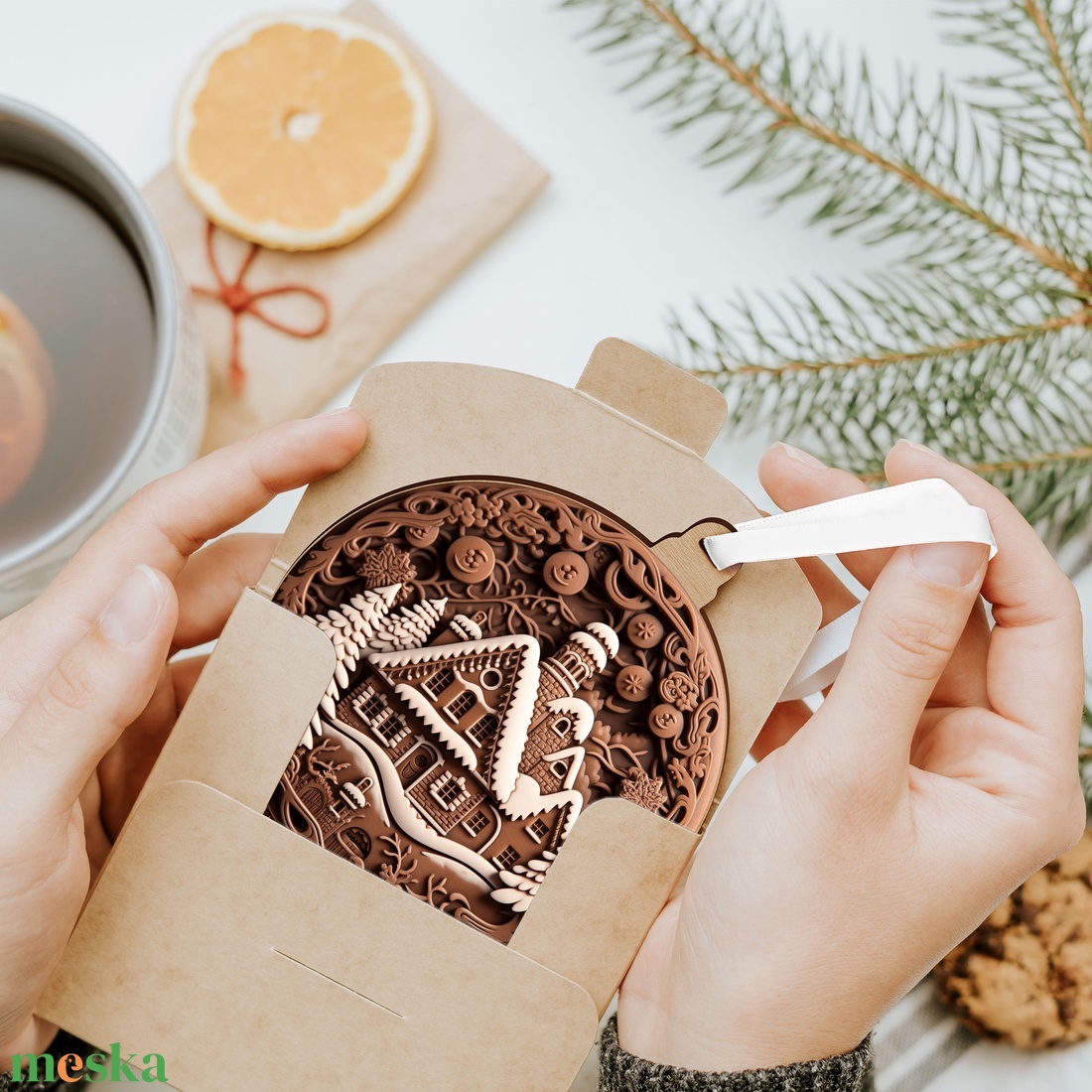 Mézeskalács házikó téli erdőben karácsonyfadísz - karácsony - karácsonyi lakásdekoráció - karácsonyfadíszek - Meska.hu