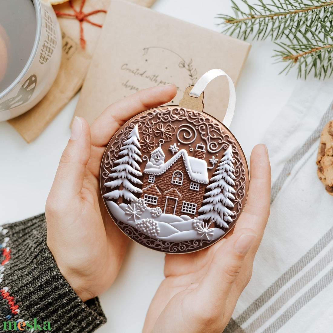 Mézeskalács házikó hófödte fenyőkkel karácsonyfadísz - karácsony - karácsonyi ajándékozás - karácsonyi képeslap, üdvözlőlap, ajándékkísérő - Meska.hu