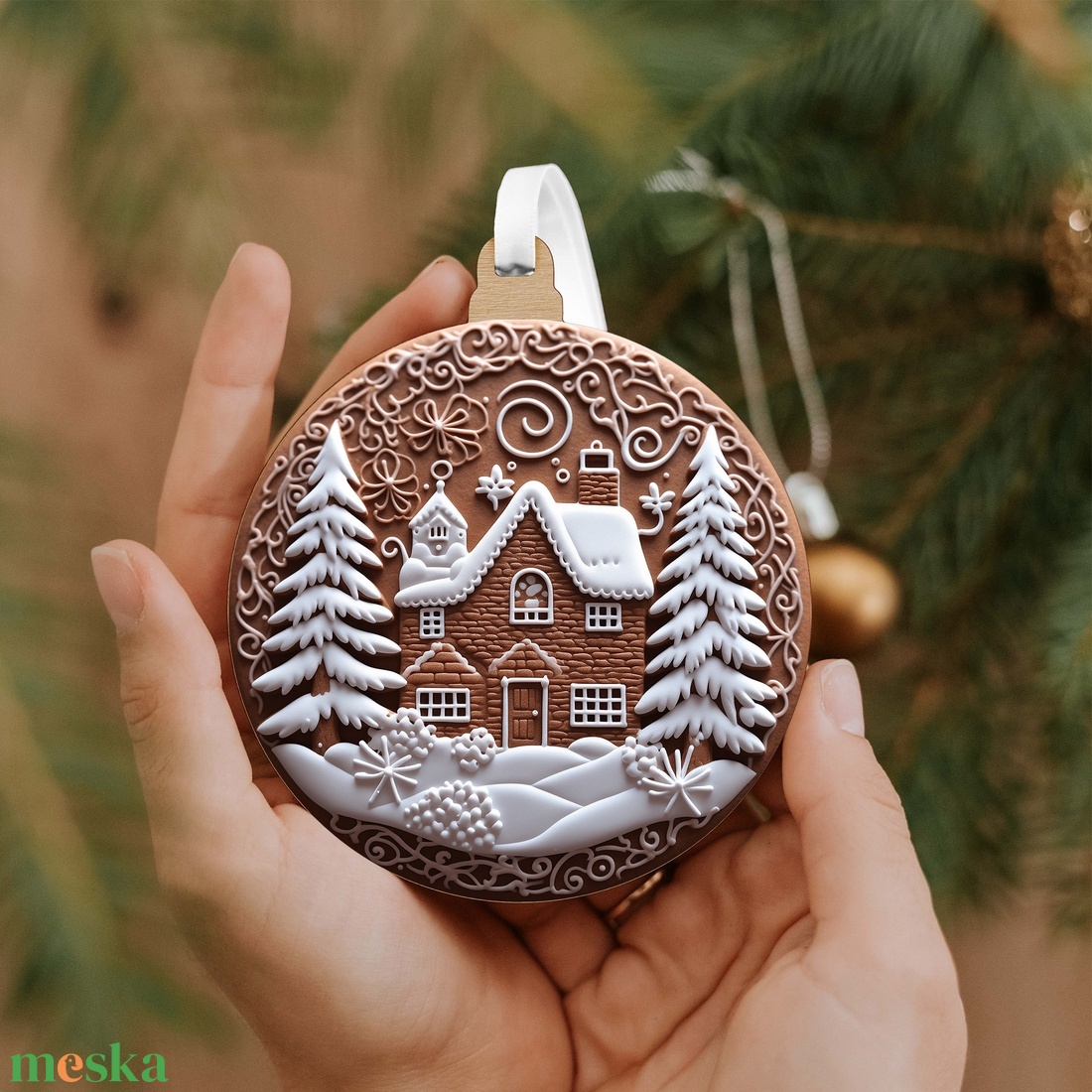 Mézeskalács házikó hófödte fenyőkkel karácsonyfadísz - karácsony - karácsonyi ajándékozás - karácsonyi képeslap, üdvözlőlap, ajándékkísérő - Meska.hu
