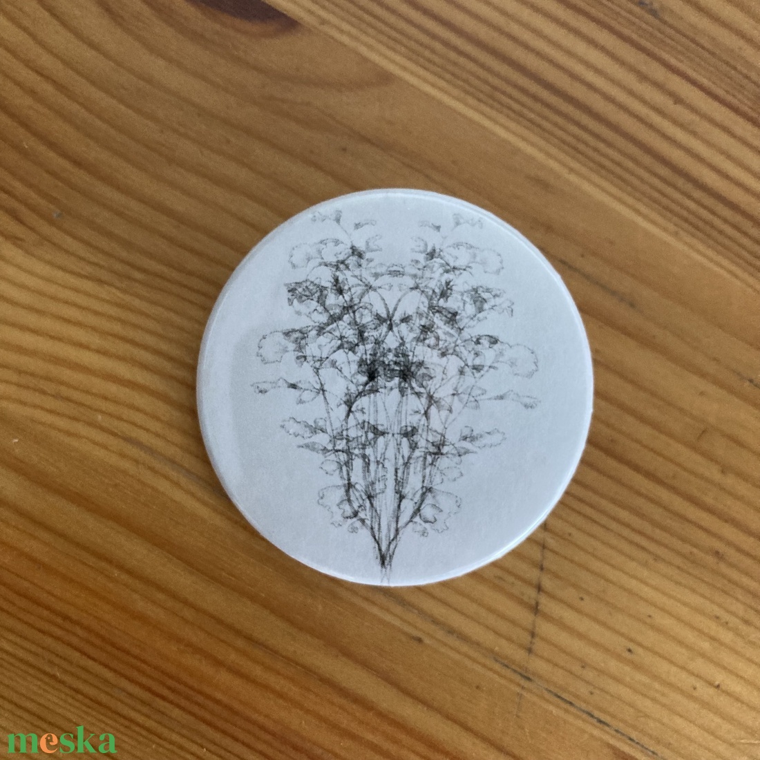 Nővénymotívum grafikával ellátott kitűző - ékszer - kitűző és bross - Meska.hu