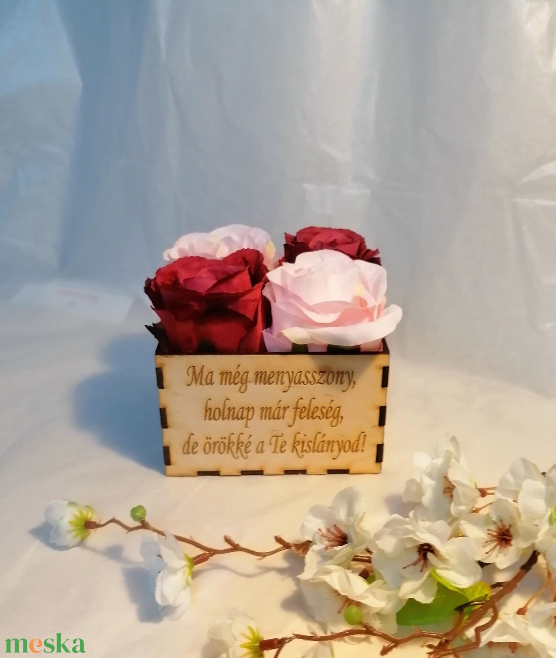 Virágbox 4 nagyfejű selyemrózsa Édesanyáknak, Nagymamáknak, testvérnek és minden kedves nő szeretteidnek - esküvő - emlék & ajándék - szülőköszöntő ajándék - Meska.hu