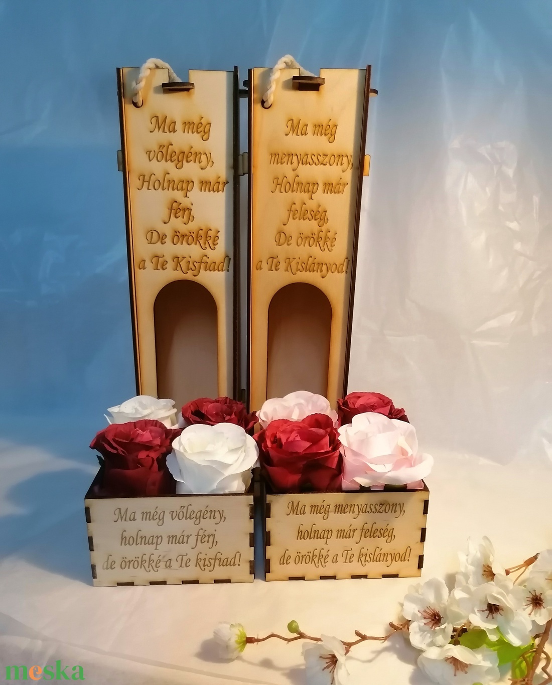 Szülőköszöntő szett, virágbox 4 nagyfejű selyem rózsával és bortartó, gravírozott díszdobozban  - esküvő - emlék & ajándék - szülőköszöntő ajándék - Meska.hu