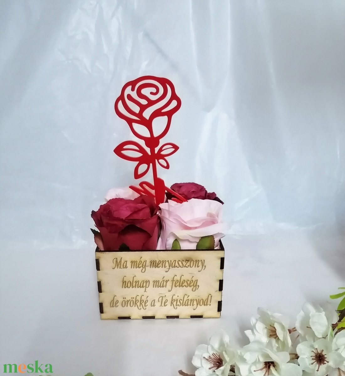 Virágbox 4 nagyfejű selyemrózsa és plexi rózsa  Édesanyáknak, Nagymamáknak, testvérnek és minden kedves nő szeretteidnek - esküvő - emlék & ajándék - szülőköszöntő ajándék - Meska.hu