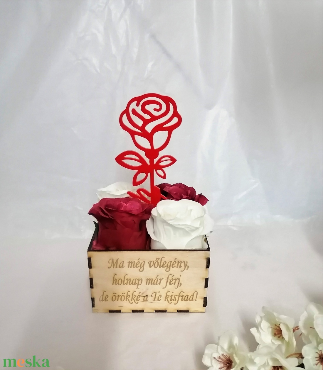 Virágbox 4 nagyfejű selyemrózsa és plexi rózsa  Édesanyáknak, Nagymamáknak, testvérnek és minden kedves nő szeretteidnek - esküvő - emlék & ajándék - szülőköszöntő ajándék - Meska.hu