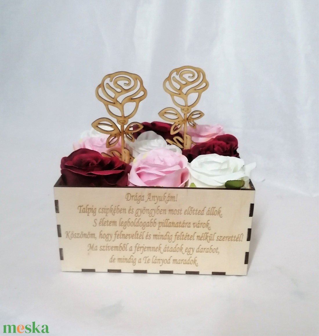 Virágbox 9 nagyfejű selyemrózsa és 2 db fa rózsa Édesanyáknak, Nagymamáknak, testvérnek és minden nő szeretteidnek - esküvő - emlék & ajándék - szülőköszöntő ajándék - Meska.hu