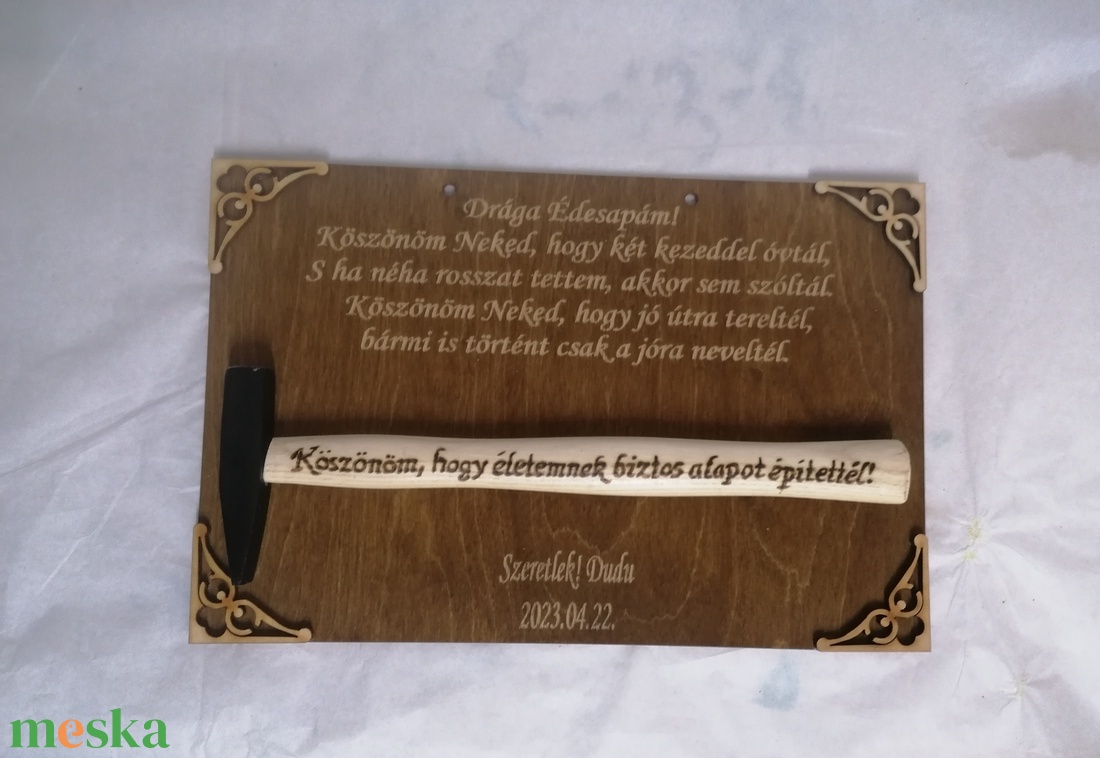 Szülőköszöntő fali kalpácsos pácolt fa tábla Édesapáknak és Nagypapáknak - esküvő - emlék & ajándék - szülőköszöntő ajándék - Meska.hu