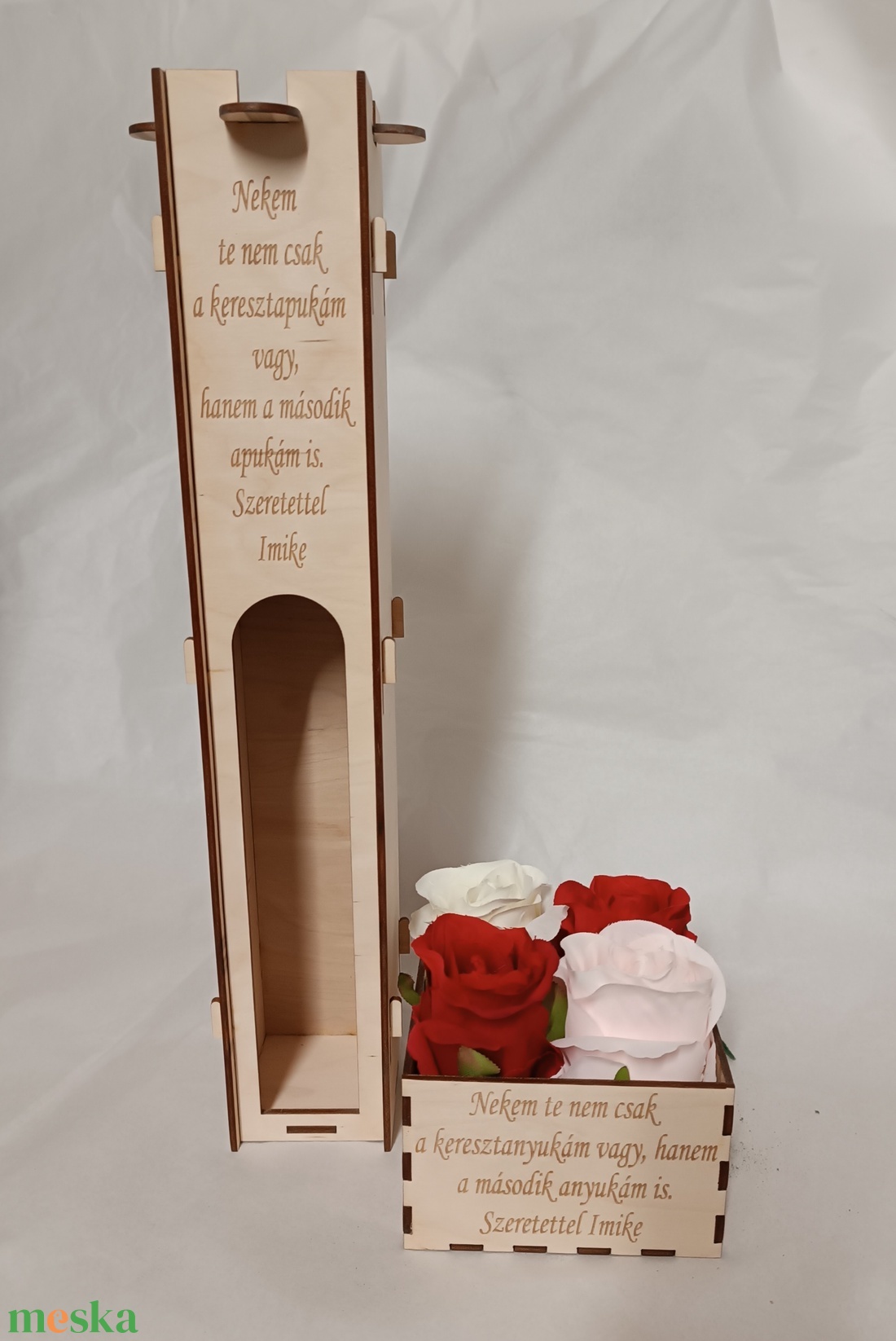 Szülőköszöntő szett, pálinkatartó és virágbox 4 nagyfejű selyem rózsával gravírozott díszdobozban - esküvő - emlék & ajándék - szülőköszöntő ajándék - Meska.hu Szülőköszöntő szett, pálinkatartó és virágbox 4 nagyfejű selyem rózsával gravírozott díszdobozban - esküvő - emlék & ajándék - szülőköszöntő ajándék - Meska.hu