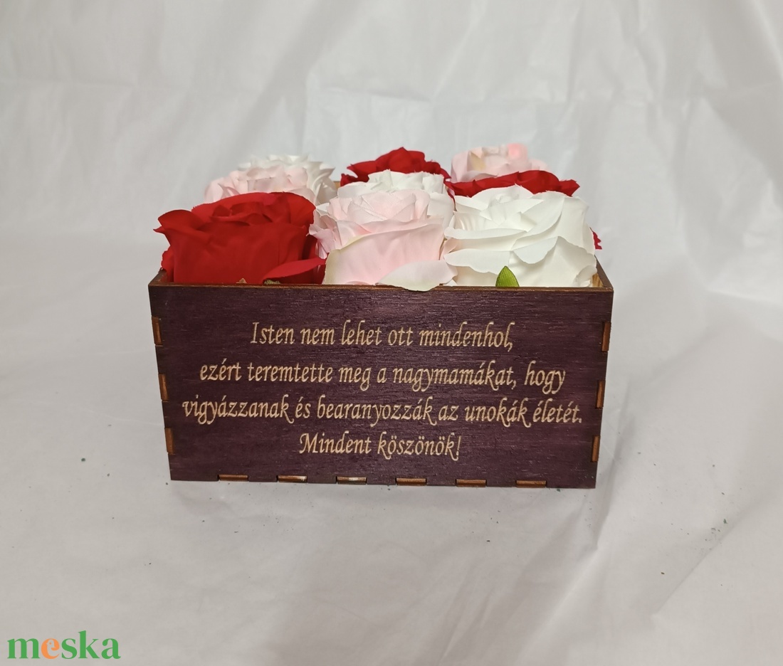Pácolt virágbox 9 nagyfejű selyemrózsa Édesanyáknak, Nagymamáknak, testvérnek és minden nő szeretteidnek, több színben - esküvő - emlék & ajándék - szülőköszöntő ajándék - Meska.hu Pácolt virágbox 9 nagyfejű selyemrózsa Édesanyáknak, Nagymamáknak, testvérnek és minden nő szeretteidnek, több színben - esküvő - emlék & ajándék - szülőköszöntő ajándék - Meska.hu