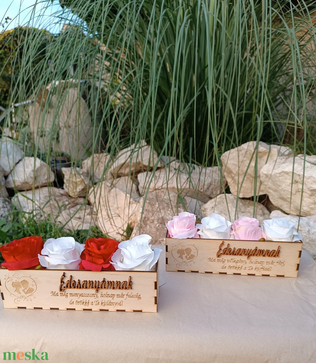 Szülőköszöntő szett, virágbox 4 nagyfejű selyem rózsával és bortartó ifjú pár2 - esküvő - emlék & ajándék - szülőköszöntő ajándék - Meska.hu Szülőköszöntő szett, virágbox 4 nagyfejű selyem rózsával és bortartó ifjú pár2 - esküvő - emlék & ajándék - szülőköszöntő ajándék - Meska.hu