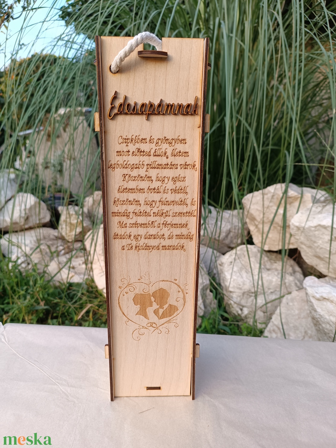 Szülőköszöntő szett, virágbox 4 nagyfejű selyem rózsával és bortartó ifjú pár2 - esküvő - emlék & ajándék - szülőköszöntő ajándék - Meska.hu Szülőköszöntő szett, virágbox 4 nagyfejű selyem rózsával és bortartó ifjú pár2 - esküvő - emlék & ajándék - szülőköszöntő ajándék - Meska.hu