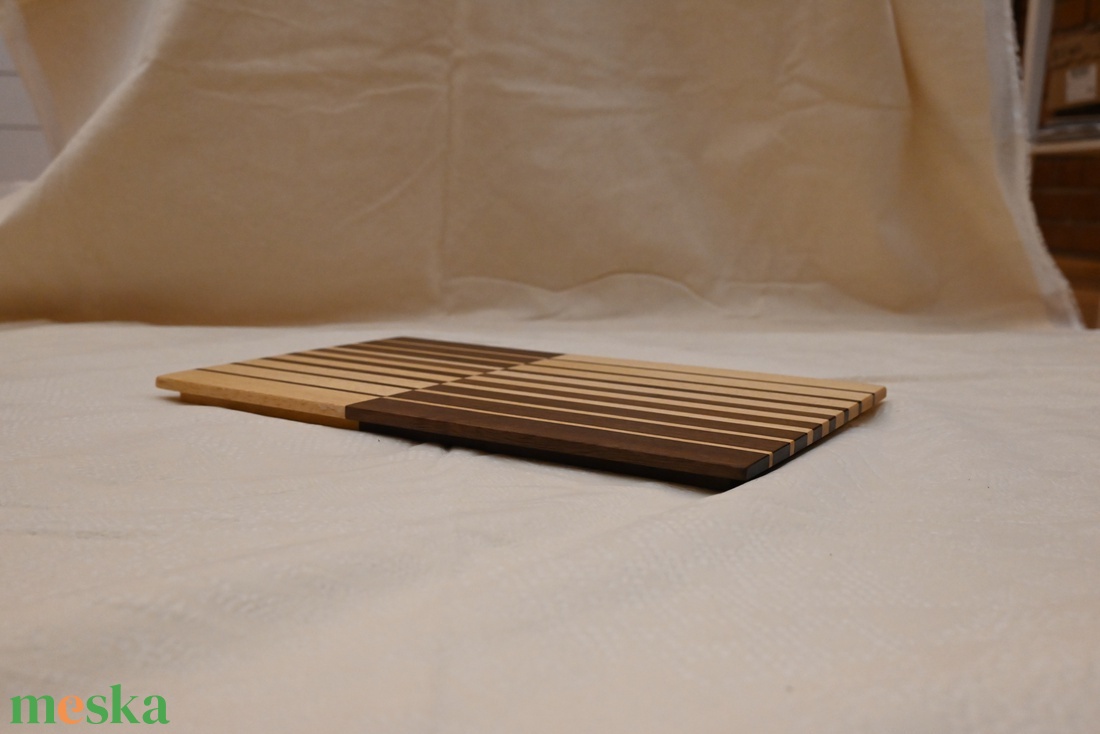 Tálaló tálca vágódeszka csíkozással - otthon & életmód - konyhafelszerelés, tálalás - sütés, főzés - vágódeszka - Meska.hu