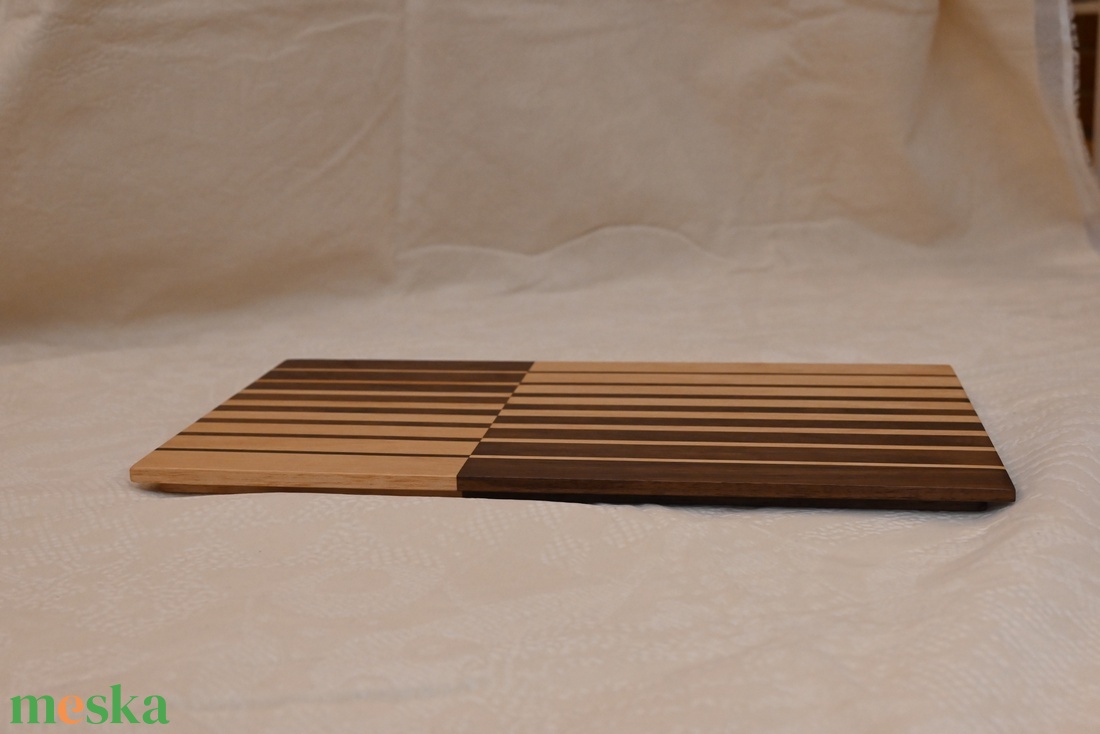 Tálaló tálca vágódeszka csíkozással (2) - otthon & életmód - konyhafelszerelés, tálalás - sütés, főzés - vágódeszka - Meska.hu
