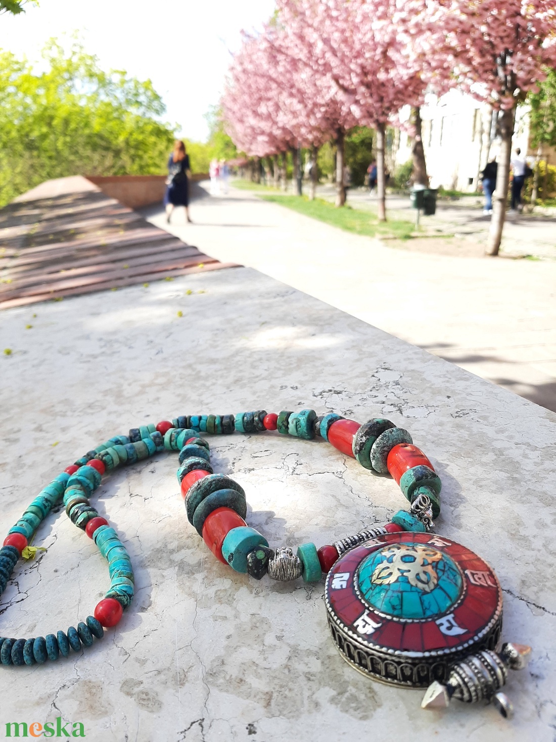 Korall-türkíz nyaklánc, nyitható tibeti ereklyetartóval (gao-val) - ékszer - nyaklánc - medálos nyaklánc - Meska.hu Korall-türkíz nyaklánc, nyitható tibeti ereklyetartóval (gao-val) - ékszer - nyaklánc - medálos nyaklánc - Meska.hu