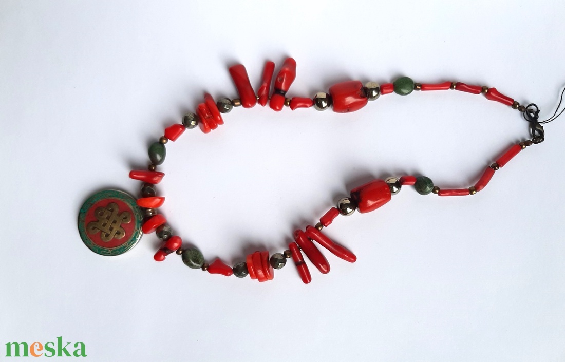 Tibeti medál - végtelen csomó jellel - korall és türkíz - ékszer - nyaklánc - medál - Meska.hu