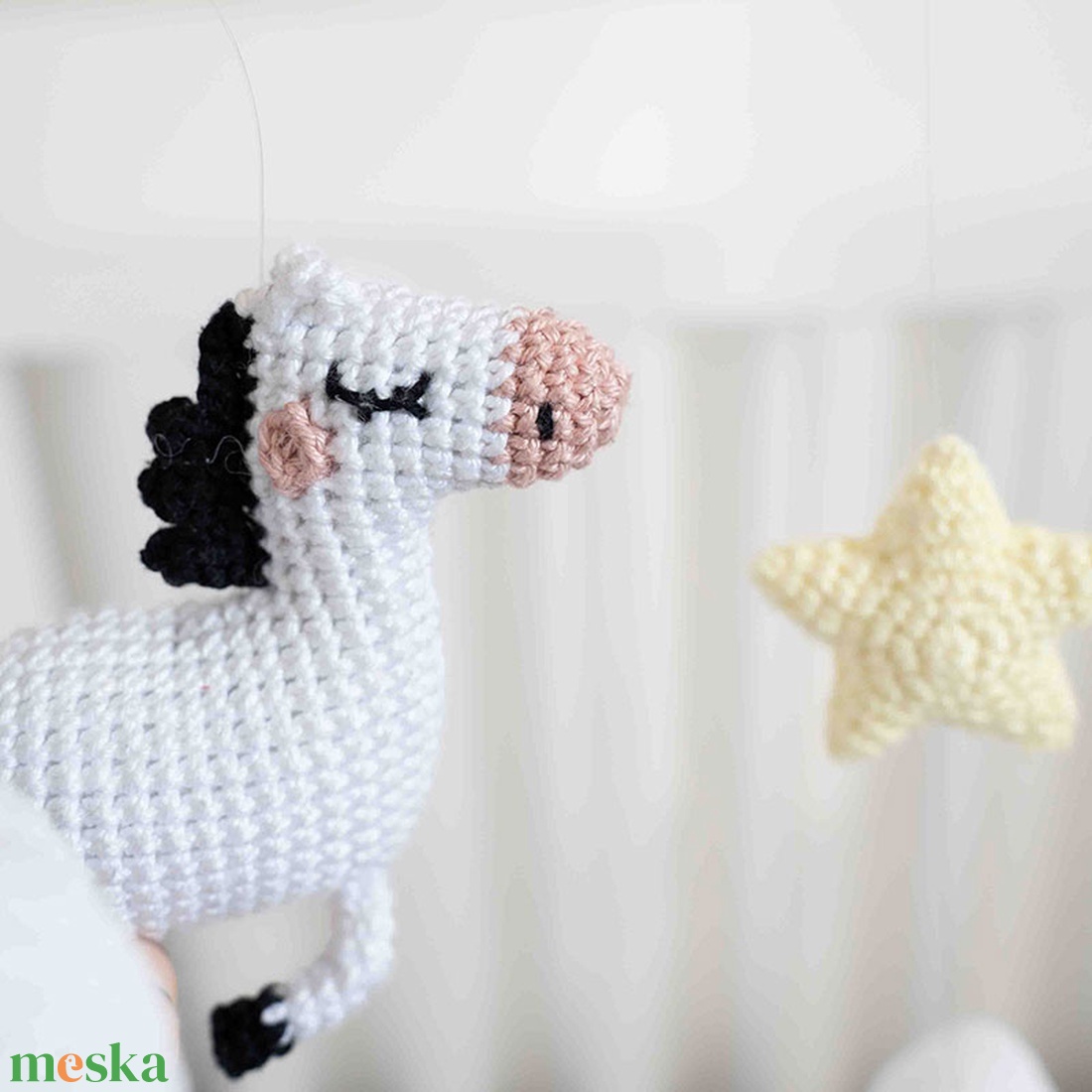 Kiságyforgó horgolt lovacskával - játék & sport - 3 éves kor alattiaknak - kiságyforgó - Meska.hu