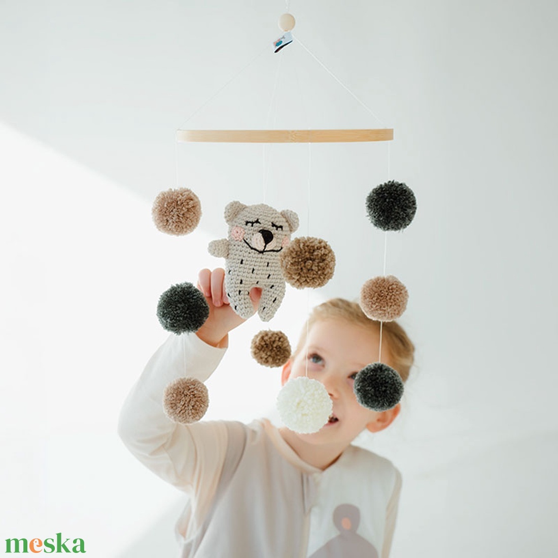 Horgolt macis kiságyforgó pomponokkal - játék & sport - 3 éves kor alattiaknak - kiságyforgó - Meska.hu