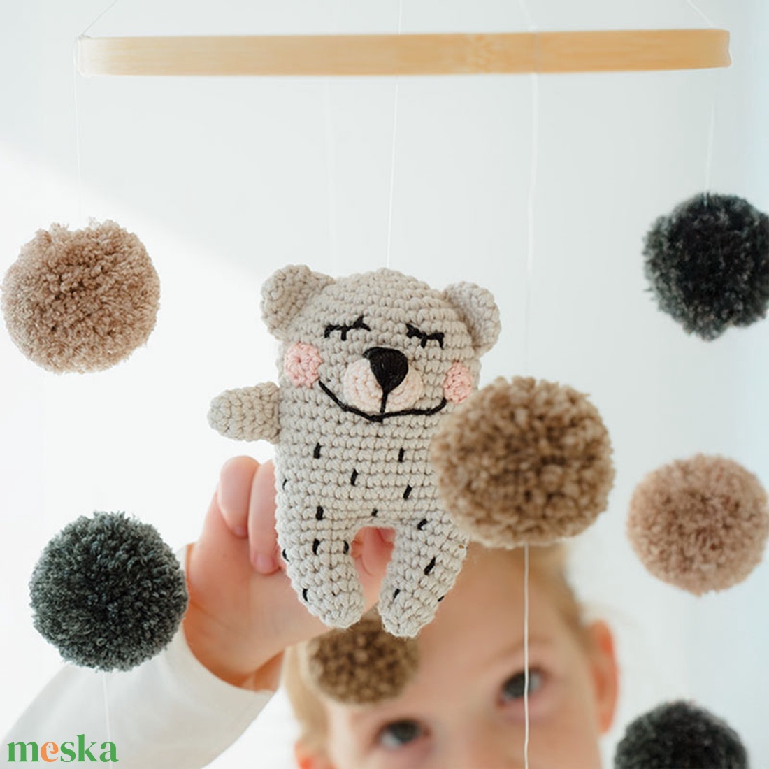 Horgolt macis kiságyforgó pomponokkal - játék & sport - 3 éves kor alattiaknak - kiságyforgó - Meska.hu