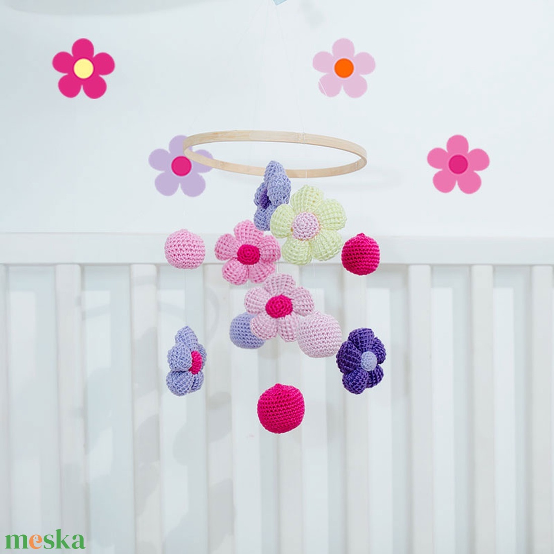 Horgolt sokvirágos kiságyforgó - játék & sport - 3 éves kor alattiaknak - kiságyforgó - Meska.hu