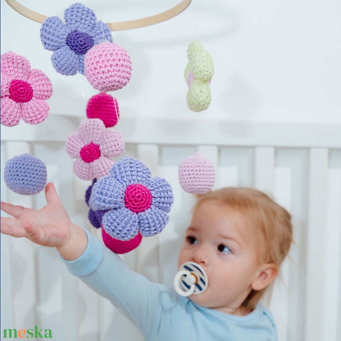 Horgolt sokvirágos kiságyforgó - játék & sport - 3 éves kor alattiaknak - kiságyforgó - Meska.hu
