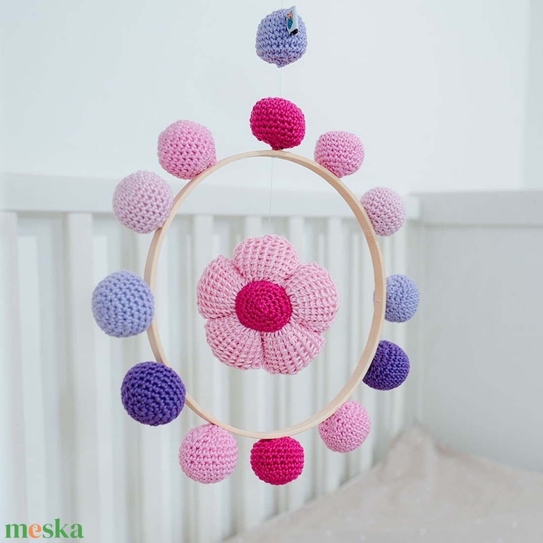 Horgolt egyvirágos kiságyforgó - játék & sport - 3 éves kor alattiaknak - kiságyforgó - Meska.hu