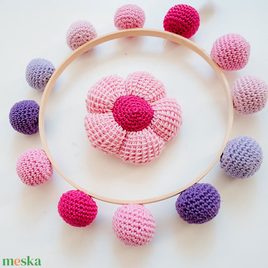 Horgolt egyvirágos kiságyforgó - játék & sport - 3 éves kor alattiaknak - kiságyforgó - Meska.hu