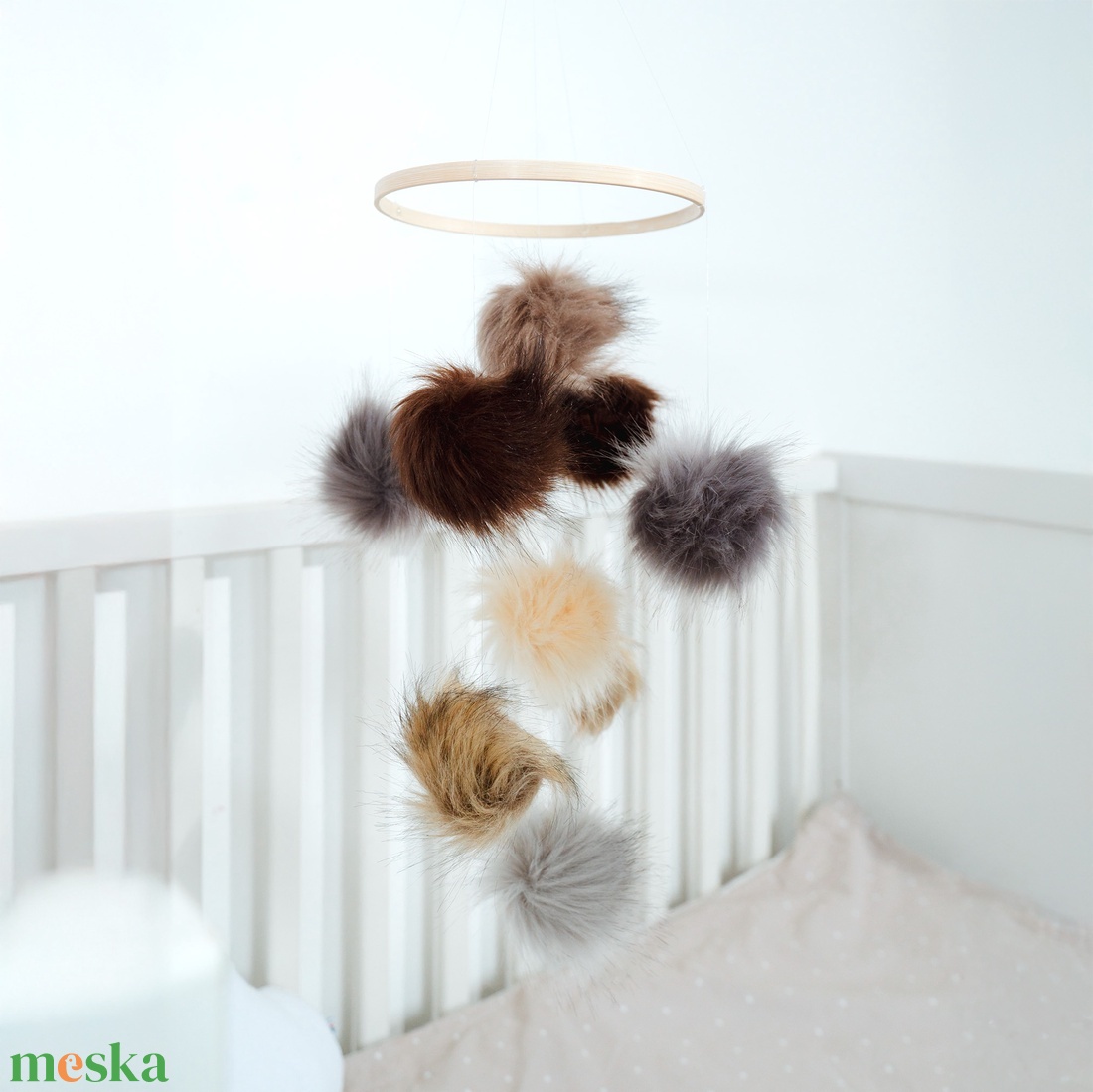 Pomponos dekorfüggő - baba - mama - baba játékok - kiságyforgó - Meska.hu