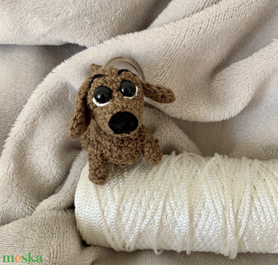 Mini tacskó horgolási minta kulcstartónak és táskafüggeléknek - diy (csináld magad) - szabásminta, útmutató - horgolási minta - Meska.hu Mini tacskó horgolási minta kulcstartónak és táskafüggeléknek - diy (csináld magad) - szabásminta, útmutató - horgolási minta - Meska.hu