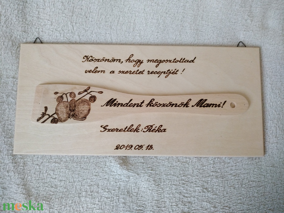 Gravírozott fakanál fatáblán- szülőköszöntő anyukáknak, nagymamáknak - esküvő - emlék & ajándék - szülőköszöntő ajándék - Meska.hu Gravírozott fakanál fatáblán- szülőköszöntő anyukáknak, nagymamáknak - esküvő - emlék & ajándék - szülőköszöntő ajándék - Meska.hu