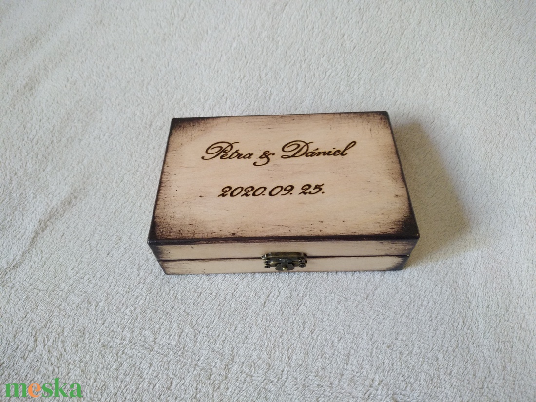 Vintage esküvői gyűrűtartó doboz fából - esküvő - kiegészítők - gyűrűtartó & gyűrűpárna - Meska.hu Vintage esküvői gyűrűtartó doboz fából - esküvő - kiegészítők - gyűrűtartó & gyűrűpárna - Meska.hu
