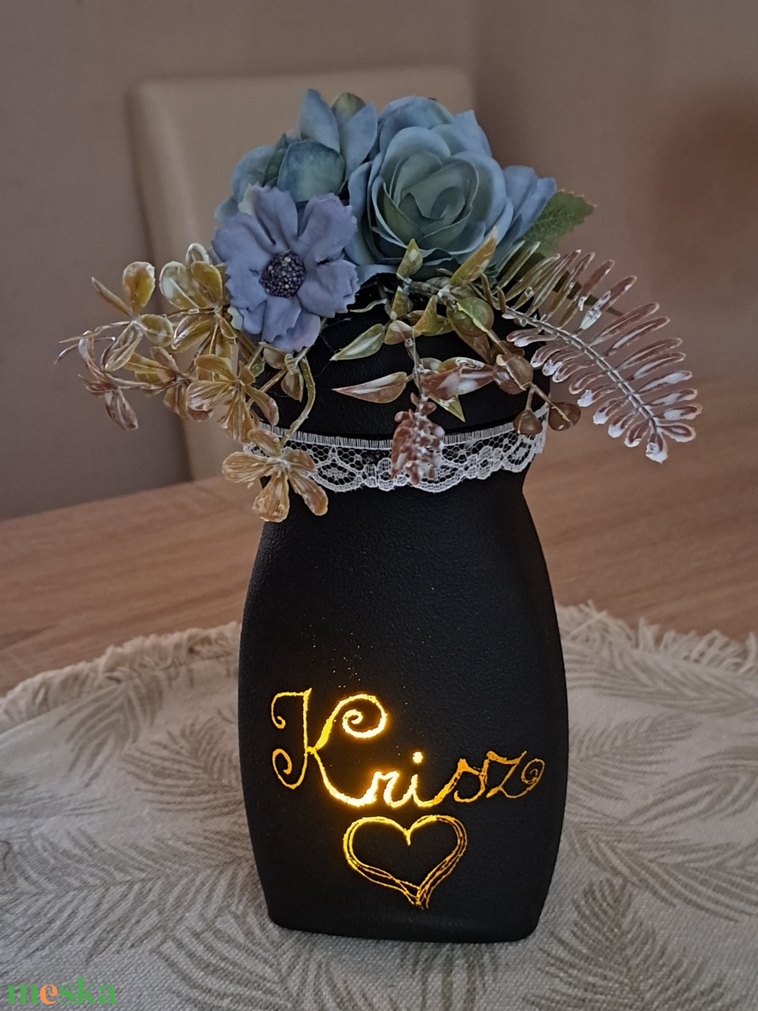 Egyedi feliratos mécses LED világítással, virág díszítéssel Anyák napjárq - otthon & életmód - vallás - temetkezési tárgy - sírdísz, kegyeleti dísz - Meska.hu Egyedi feliratos mécses LED világítással, virág díszítéssel Anyák napjárq - otthon & életmód - vallás - temetkezési tárgy - sírdísz, kegyeleti dísz - Meska.hu