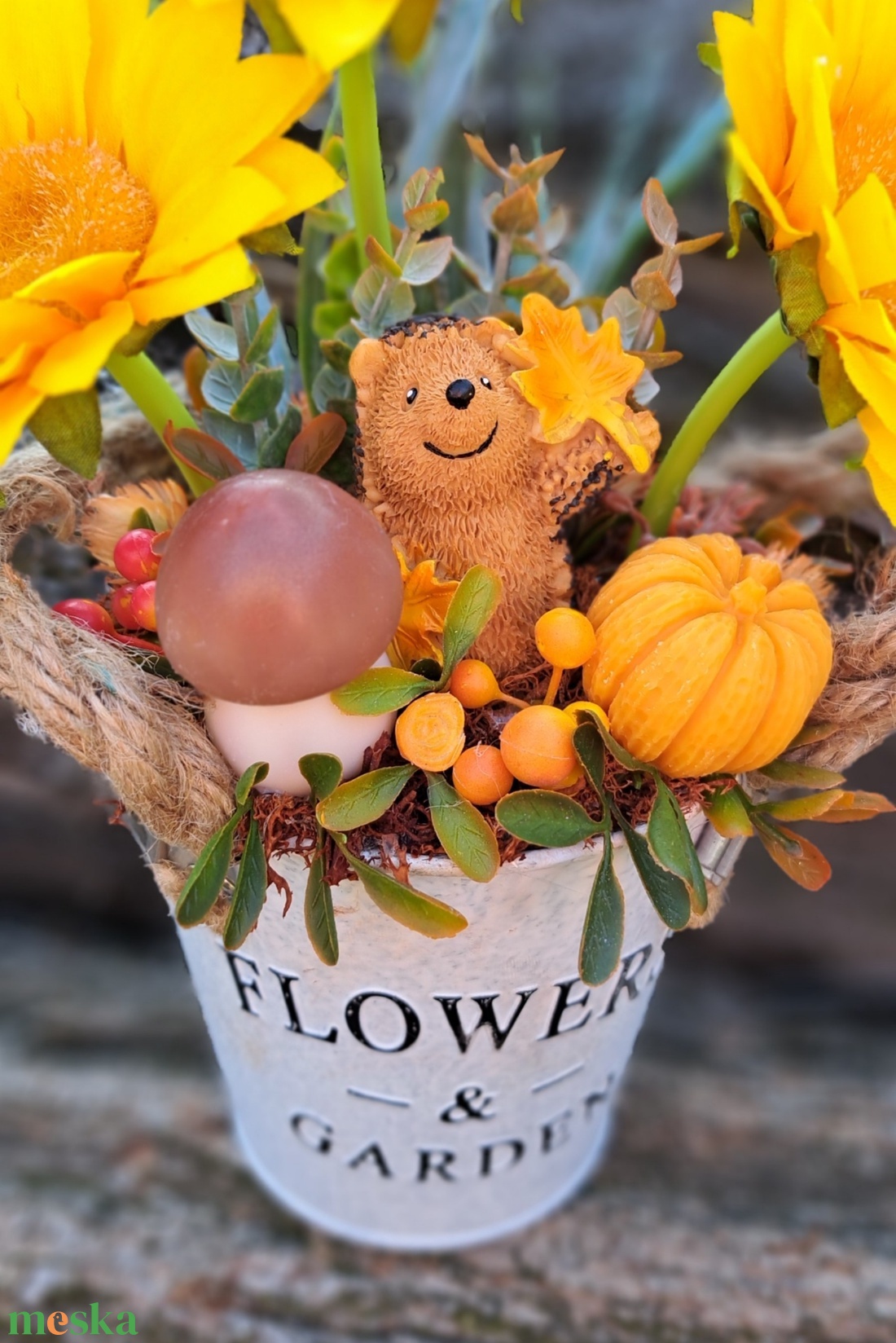 Őszi dekoráció sünivel és napraforgóval - otthon & életmód - dekoráció - asztal és polc dekoráció - asztaldísz - Meska.hu Őszi dekoráció sünivel és napraforgóval - otthon & életmód - dekoráció - asztal és polc dekoráció - asztaldísz - Meska.hu