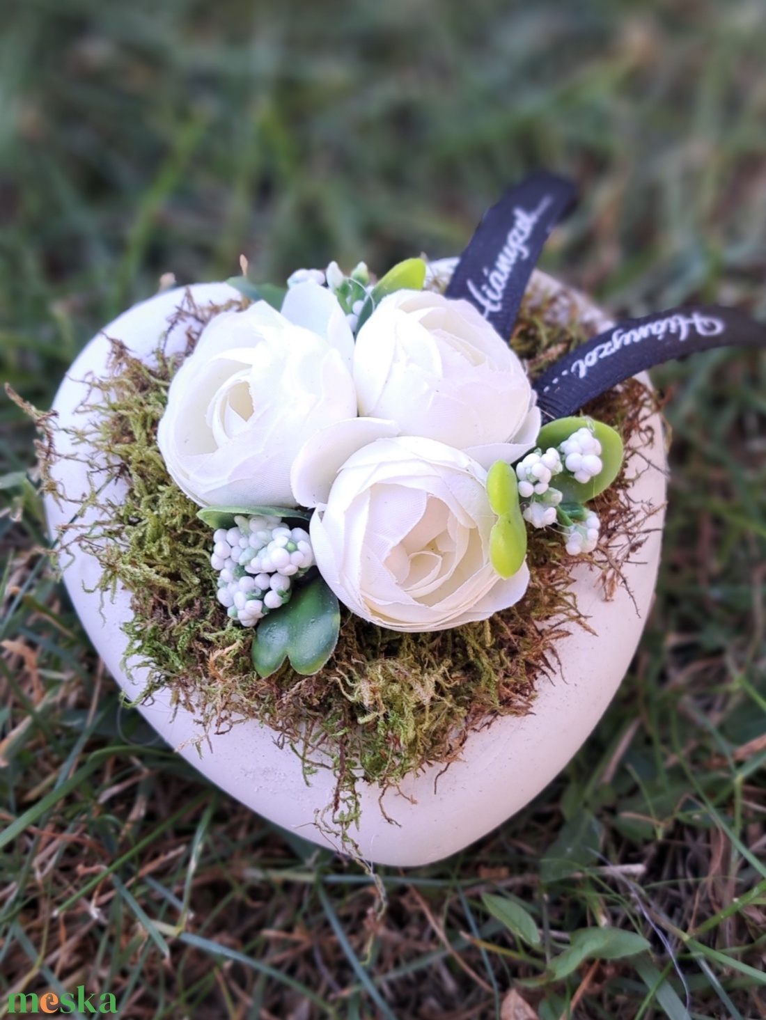 Sírdísz szív alakú kőkaspóban - otthon & életmód - vallás - temetkezési tárgy - sírdísz, kegyeleti dísz - Meska.hu Sírdísz szív alakú kőkaspóban - otthon & életmód - vallás - temetkezési tárgy - sírdísz, kegyeleti dísz - Meska.hu