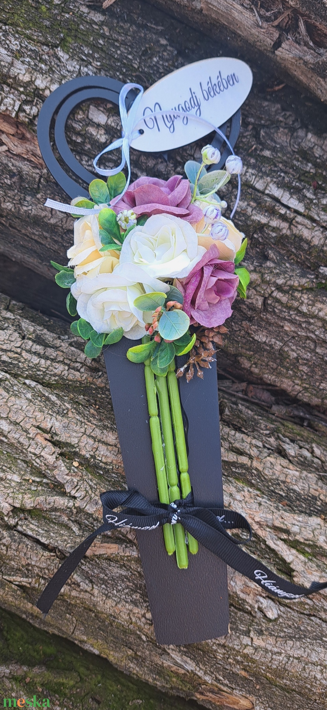 Sírdísz virágcsokorral - otthon & életmód - vallás - temetkezési tárgy - sírdísz, kegyeleti dísz - Meska.hu Sírdísz virágcsokorral - otthon & életmód - vallás - temetkezési tárgy - sírdísz, kegyeleti dísz - Meska.hu