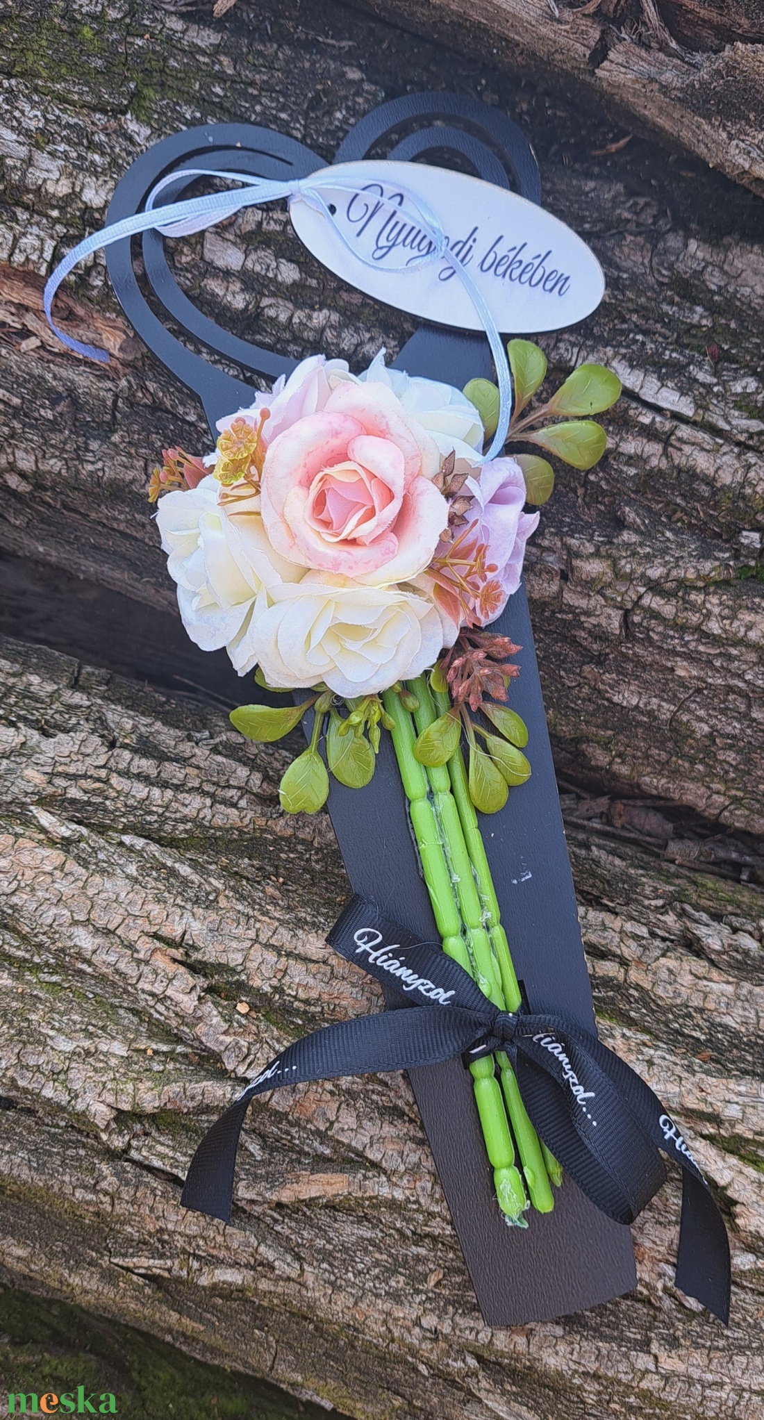 Sírdísz virágcsokorral - otthon & életmód - vallás - temetkezési tárgy - sírdísz, kegyeleti dísz - Meska.hu Sírdísz virágcsokorral - otthon & életmód - vallás - temetkezési tárgy - sírdísz, kegyeleti dísz - Meska.hu