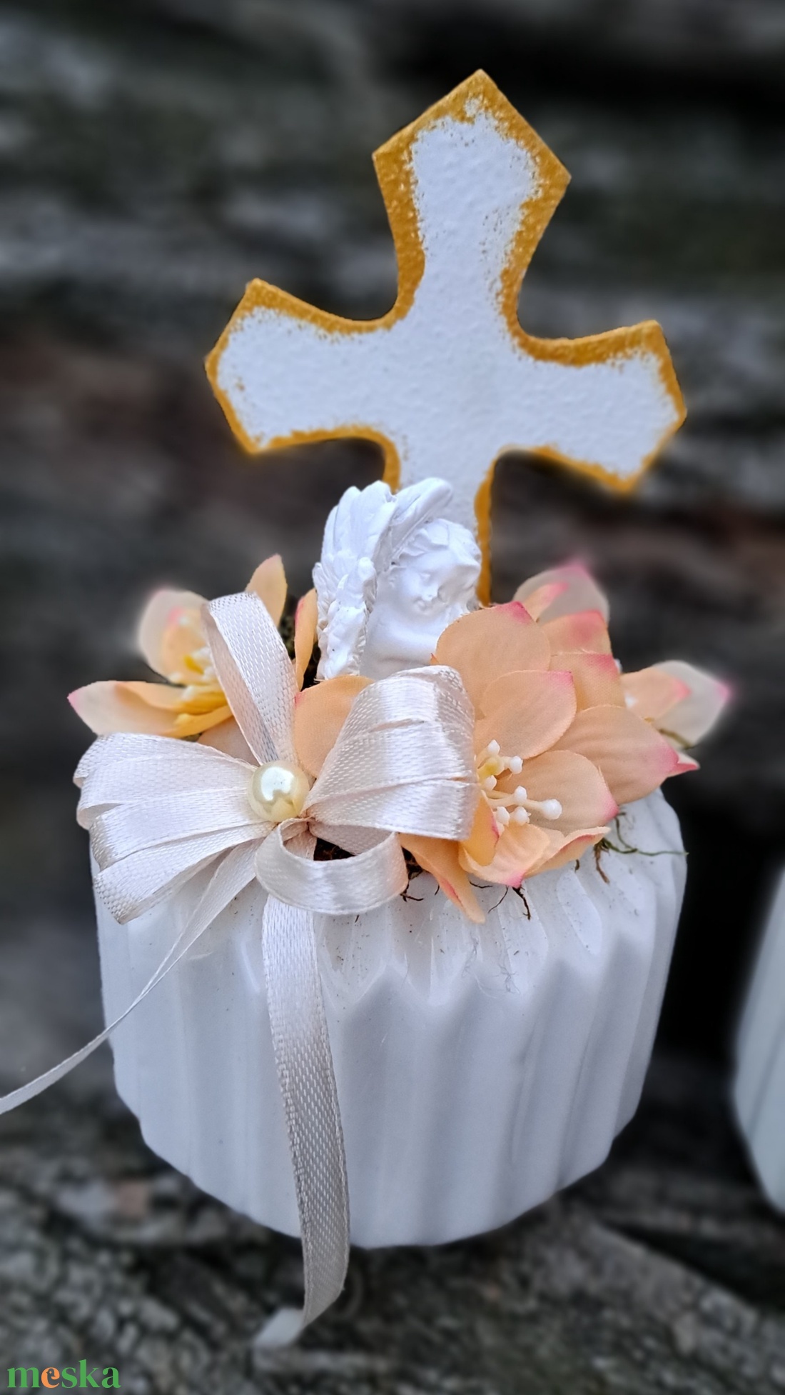 Kegyeleti sírdísz bordázott kaspóban kereszttel angyalkával - otthon & életmód - vallás - temetkezési tárgy - sírdísz, kegyeleti dísz - Meska.hu