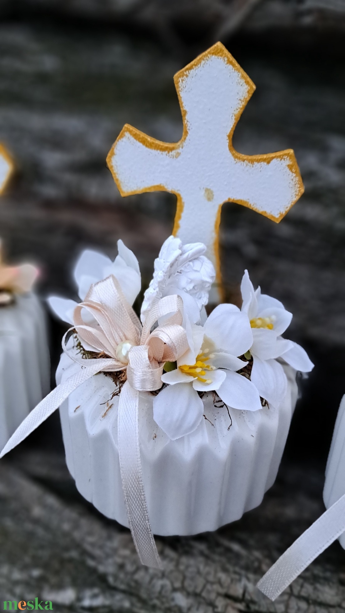 Kegyeleti sírdísz bordázott kaspóban kereszttel angyalkával - otthon & életmód - vallás - temetkezési tárgy - sírdísz, kegyeleti dísz - Meska.hu