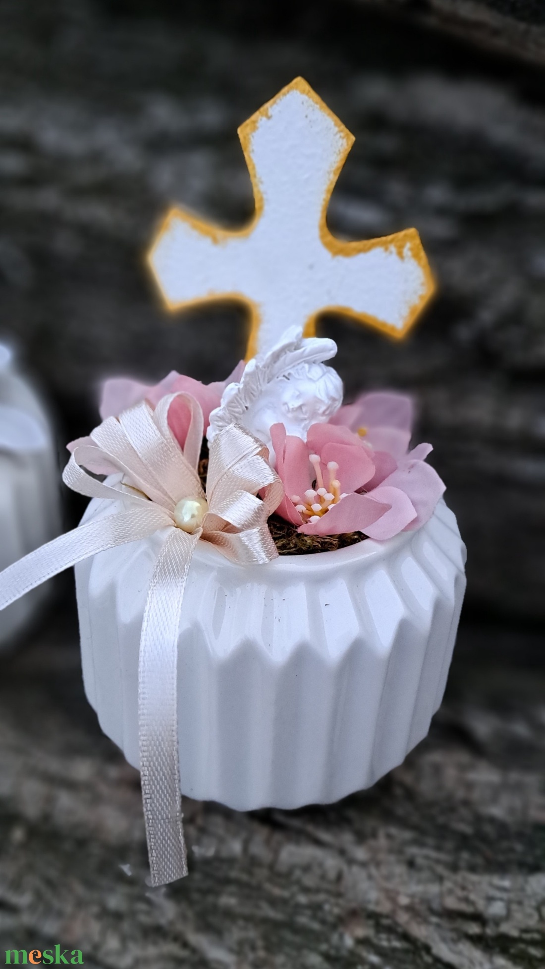 Kegyeleti sírdísz bordázott kaspóban kereszttel angyalkával - otthon & életmód - vallás - temetkezési tárgy - sírdísz, kegyeleti dísz - Meska.hu